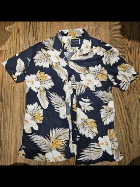 Denim & Flower Navy Floral Short-Sleeve Camp Shirt with White and Yellow Blooms